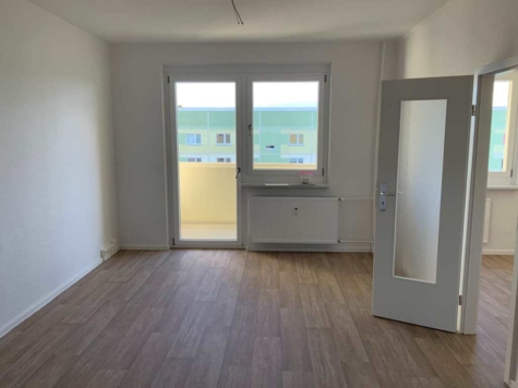 Frisch sanierte 3-Raumwohnung mit Balkon sucht neue Mieter, Grünau-Mitte, Heilbronner Str. 17