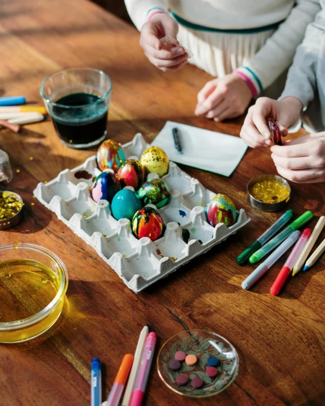 Ostereier bemalen gehört einfach dazu – und am schönsten ist es doch, wenn alle mitmachen dürfen! 🖌️🎨 
Ob mit Pinsel, Glitzer oder bunten Filzstiften: In vielen Familien ist die Zeit vor Ostern perfekt fürs gemeinsame Kreativsein. ✨
Genau solche kleinen Rituale machen das Leben in der Stadt besonders – und durch diese wertvollen Erfahrungen mit den Liebsten wird auch die eigene Wohnung zum echten Zuhause. 💚

#viertelliebe #osternleipzig #ostern2025